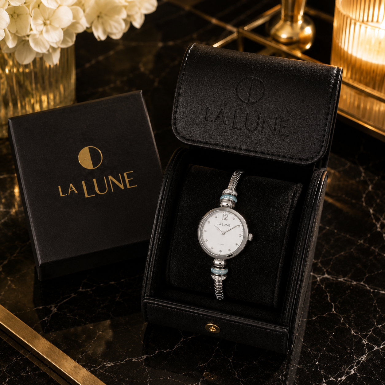 Elegante reloj de pulsera plateado con detalles de gemas azules