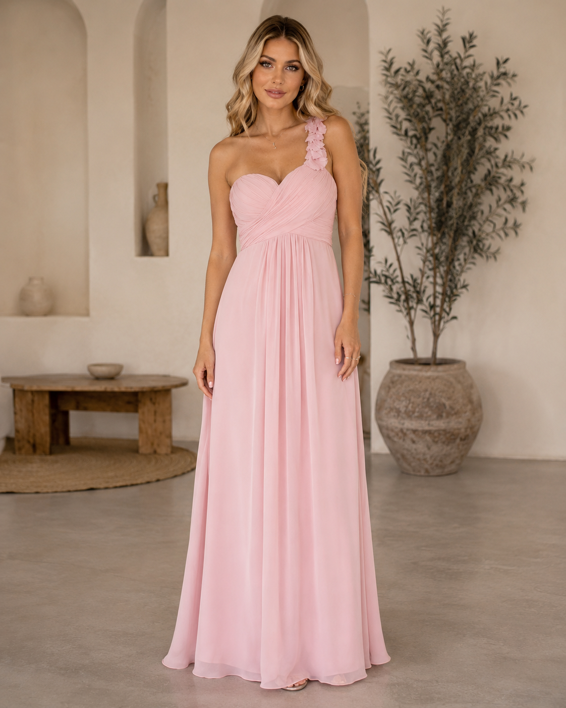 Vestido largo rosa palo de un hombro con flores