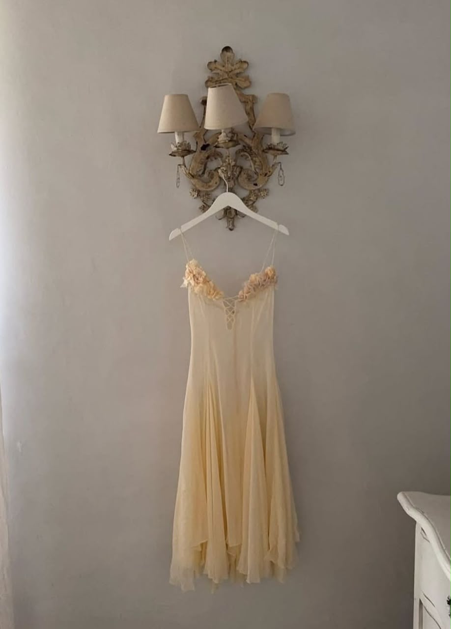 Vestido de Tirantes con Flores Aplicadas