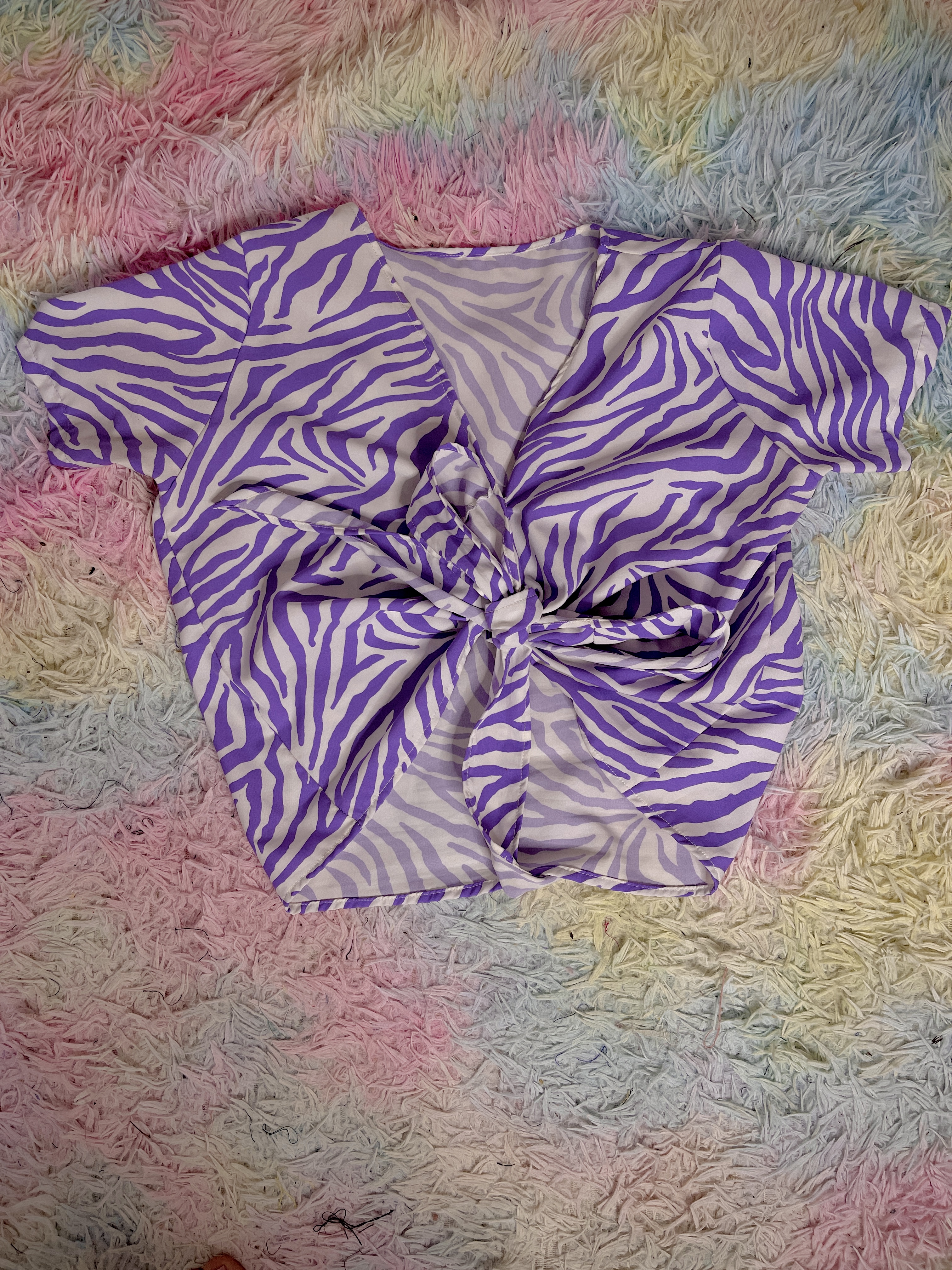 Top cropped estampado cebra morado con nudo