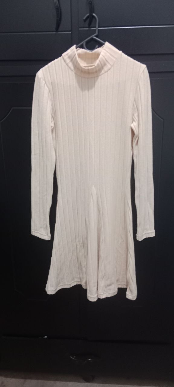 Vestido Blanco de Manga Larga con Cuello Alto y Acanalado
