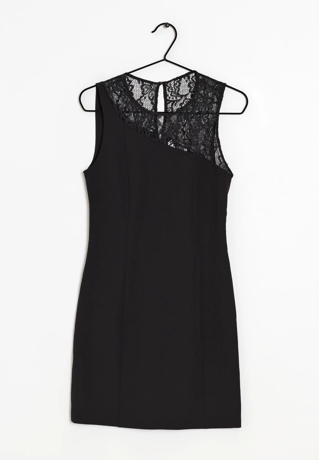 Vestido negro con cuello asimétrico de encaje