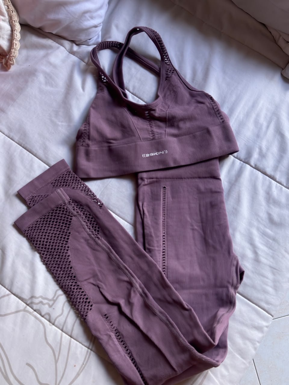 Set de Top Deportivo y Calzas Moradas con Detalles Calados