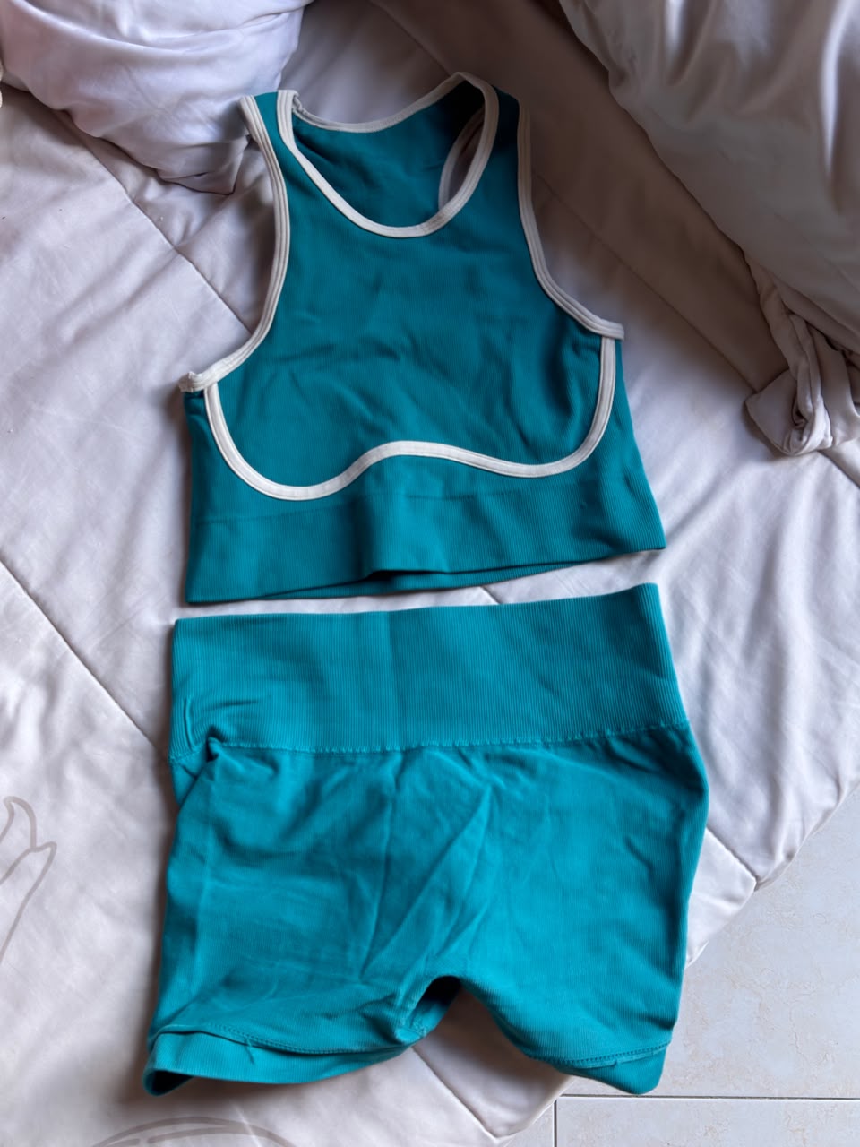 Conjunto de top y shorts turquesa